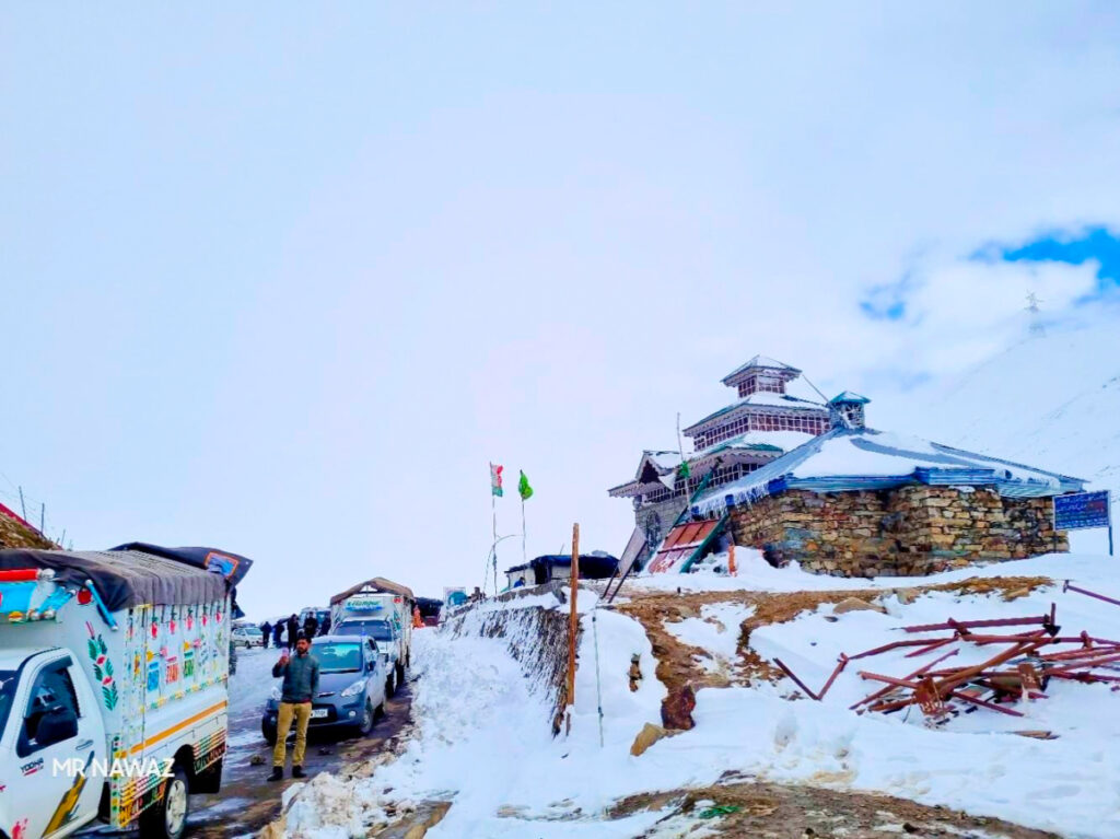 Mughal Road Temporarily Closed Due to Snowfall, Alternative Attractions Await Winter Tourists