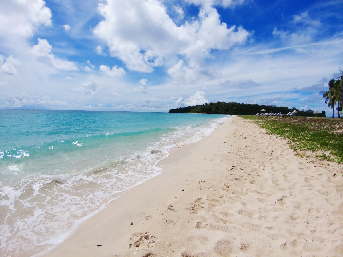 A Stunning White Sand Beach in the Smith Island, overlooking the Sand-bar and the Ross Island Wildlife Sanctuary