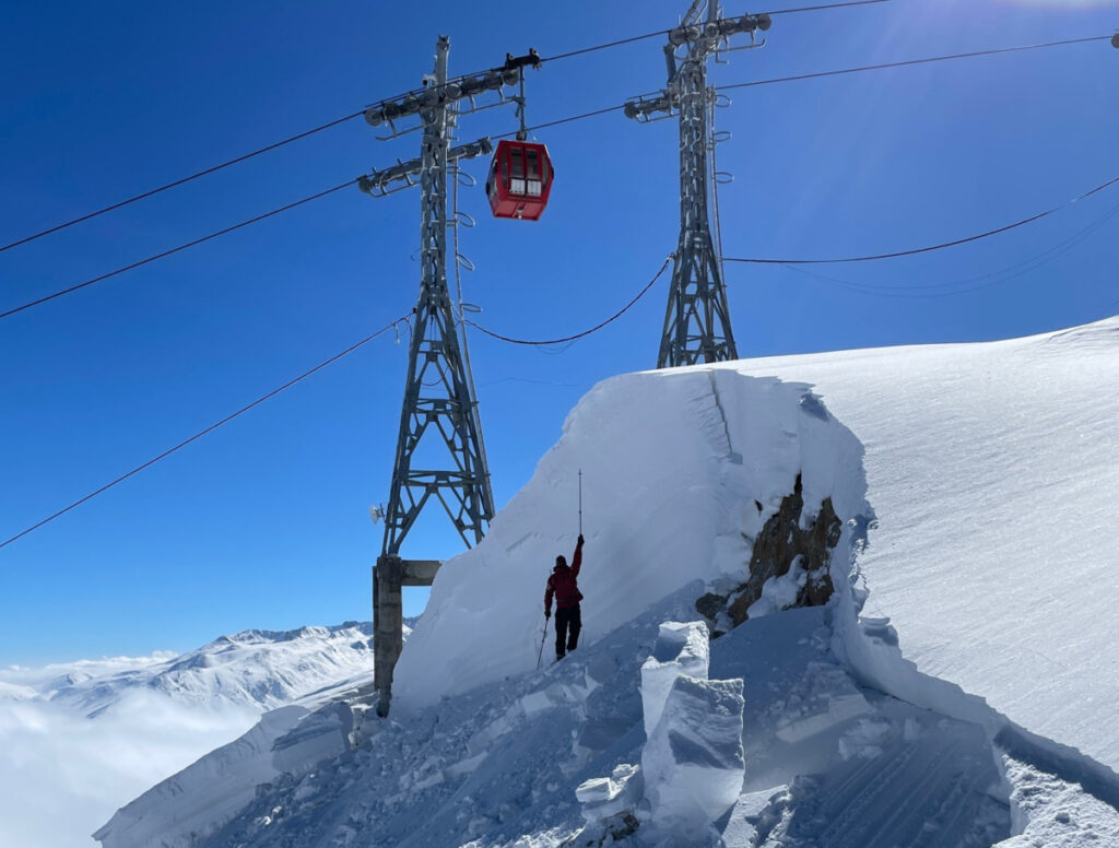 Gulmarg Rekindles Winter Tourism Magic, Avalanche Warning Issued for Gondola Phase 2