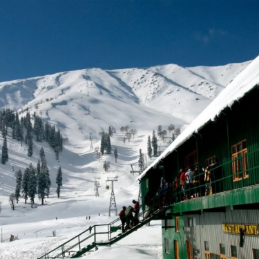 Fresh Snowfall in Kashmir Prompts Avalanche Warnings; Stranded Swiss Skiers in Gulmarg Rescued