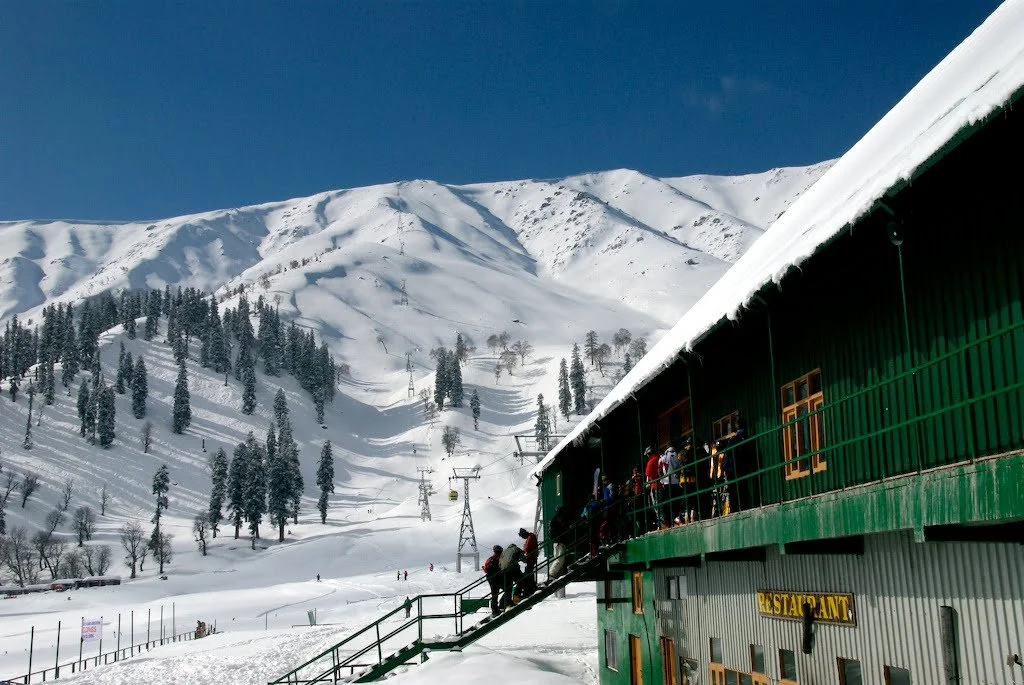 Fresh Snowfall in Kashmir Prompts Avalanche Warnings; Stranded Swiss Skiers in Gulmarg Rescued
