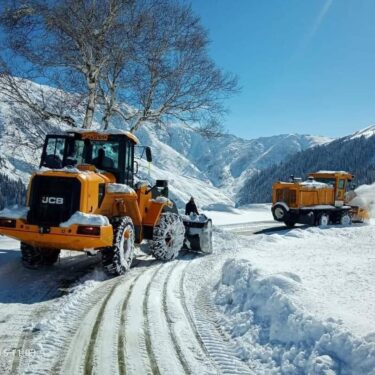 Stunning Snowfall Blankets Kashmir in Late March