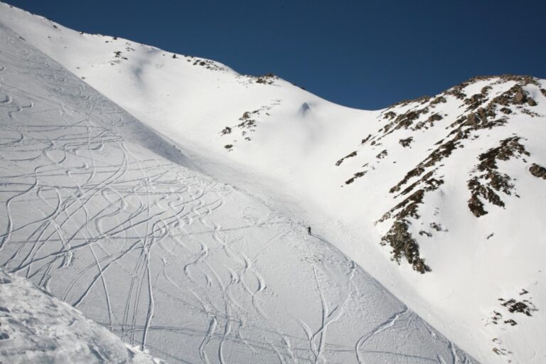 Gulmarg in Winter: Experience the Snow Clad Landscapes in the curated Kashmir Winter Tour Packages by SetMyTrip
